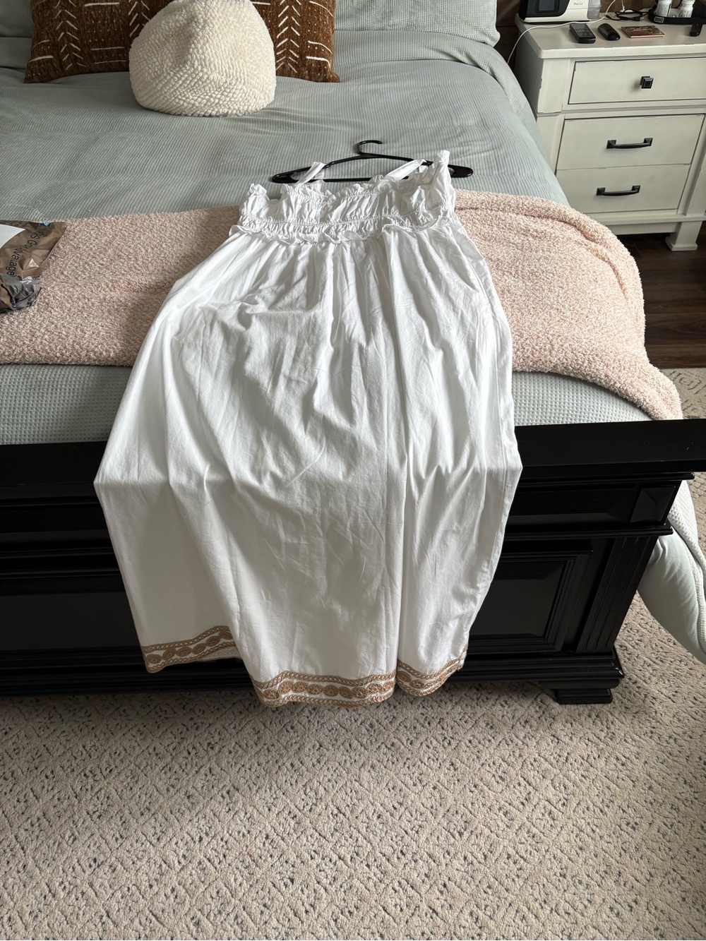 White Embroidered Maxi Dress - Women (with pockets) - Picture 6 of 8